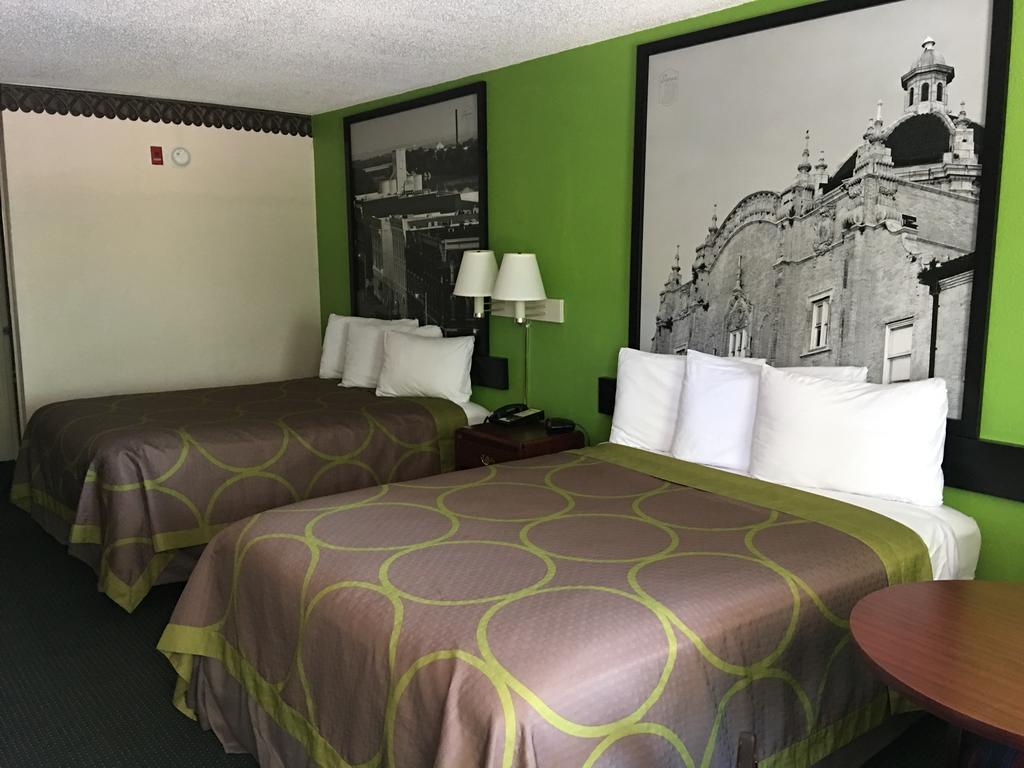 Super 8 By Wyndham Mobile Hotel Eksteriør billede