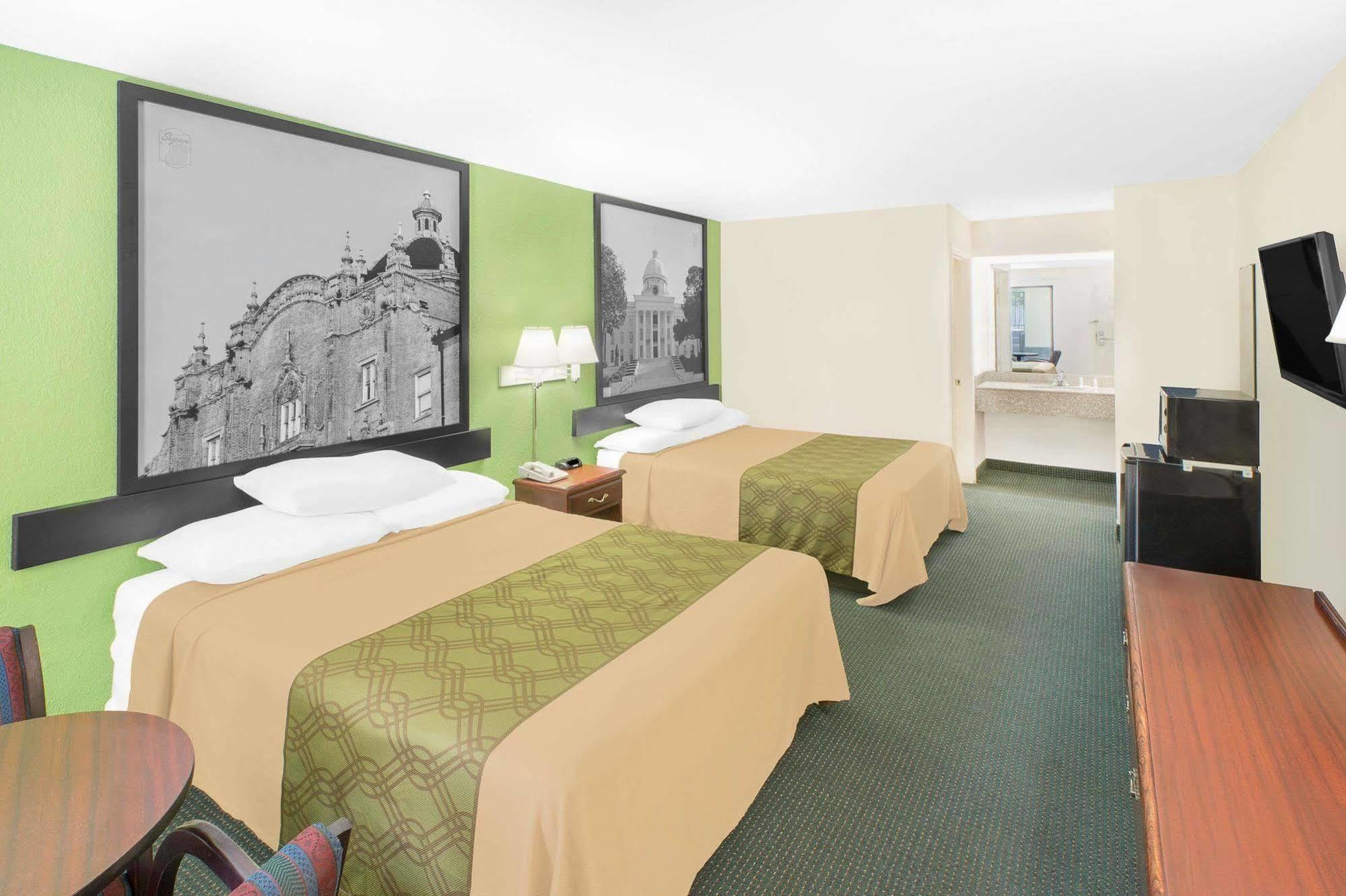 Super 8 By Wyndham Mobile Hotel Eksteriør billede